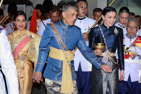 This handout from the Thai Royal Household Bureau taken on May 4, 2019 and released on May 5, 2019 shows Thailand‘s King Maha Vajiralongkorn (C) and Queen Suthida (centre R), accompanied by Princess Bajrakitiyabha Manidol (centre L), as they arrive at the Chakrapat Biman Royal Residence after the first day of his coronation in the Grand Palace in Bangkok. AFP 연합뉴스