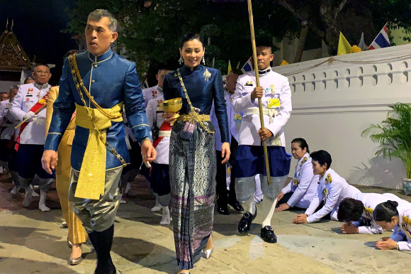This handout from the Thai Royal Household Bureau taken on May 4, 2019 and released on May 5, 2019 shows Thailand‘s King Maha Vajiralongkorn (front L) and Queen Suthida (C) as they arrive at the Chakrapat Biman Royal Residence in the Grand Palace in Bangkok. AFP 연합뉴스