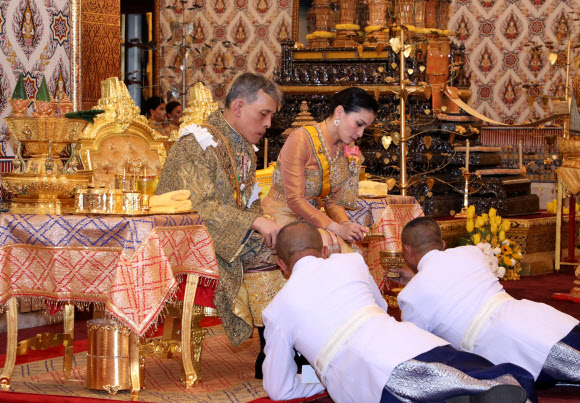 A handout photo made available by the Royal Household Bureau shows Thai King Maha Vajiralongkorn Bodindradebayavarangkun (L, top) and Queen Suthida (R, top) during the coronation ceremony at the Grand Palace in Bangkok, Thailand, 04 May 2019 (issued 05 May 2019).  The elaborate three-day traditional coronation ceremony of Thai King Maha Vajiralongkorn is a formal ceremony to complete the monarch‘s accession to the throne.  EPA 연합뉴스
