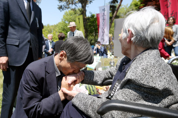 이철규 열사 어머니 위로하는 추모객