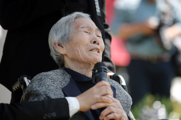 통한의 눈물흘리는 이철규 열사 어머니