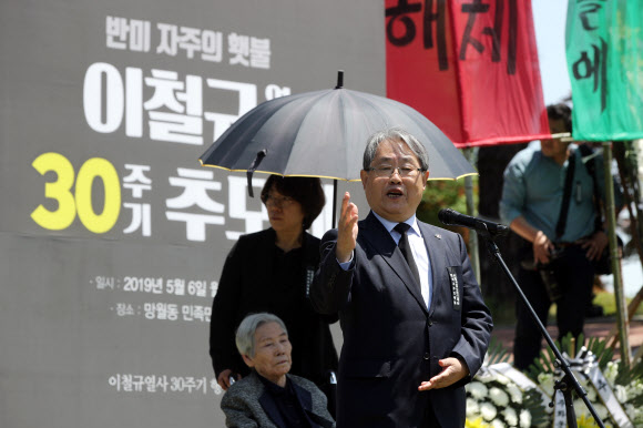 추모사하는 이철우 행사위원장