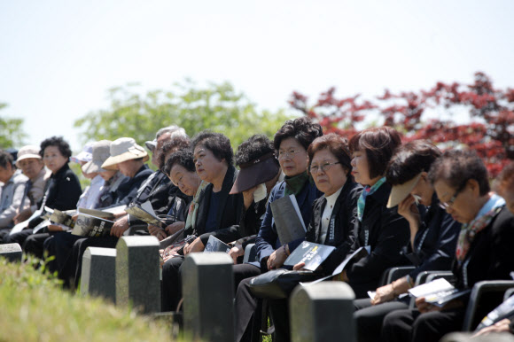 이철규 열사 30주기 추모제…눈물 흘리는 추모객