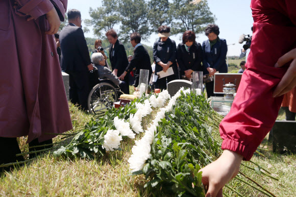 이철규 열사 묘지에 올리는 국화