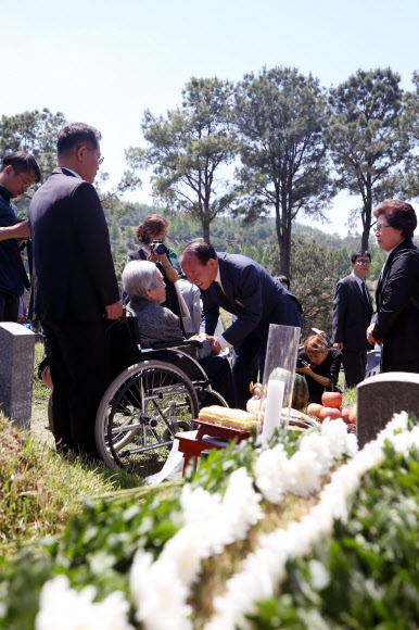 이철규 열사 어머니 위로하는 추모객