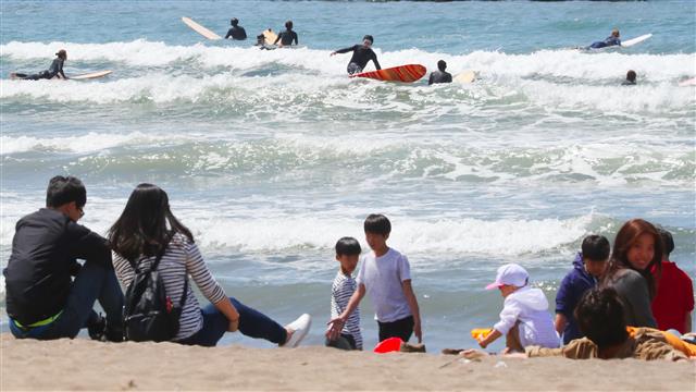 ‘연휴 마지막은 제주 해변에서’