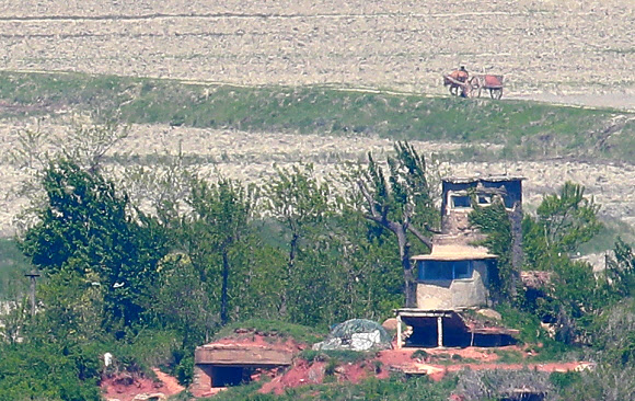 북한 초소 너머 소달구지