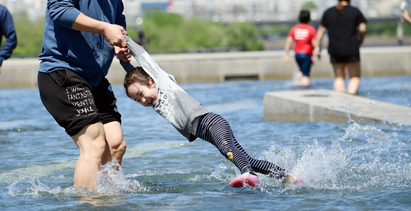 여름의 시작을 알리는 절기인 입하인 6일 서울 여의도 물빛공원에서 어린이들이 물놀이를 하고 있다. 2019. 5. 6 정연호 기자 tpgod@seoul.co.kr