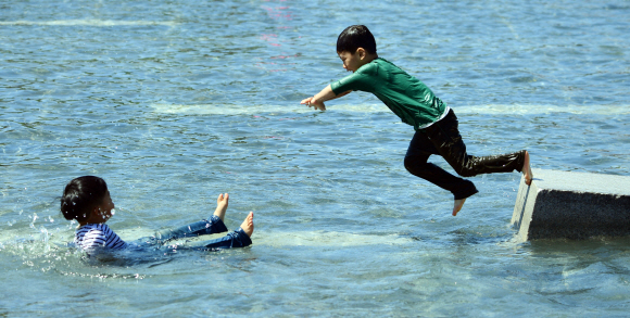 여름의 시작을 알리는 절기인 입하인 6일 서울 여의도 물빛공원에서 어린이들이 물놀이를 하고 있다. 2019. 5. 6 정연호 기자 tpgod@seoul.co.kr