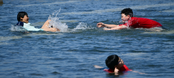 여름의 시작을 알리는 절기인 입하인 6일 서울 여의도 물빛공원에서 어린이들이 물놀이를 하고 있다. 2019. 5. 6 정연호 기자 tpgod@seoul.co.kr