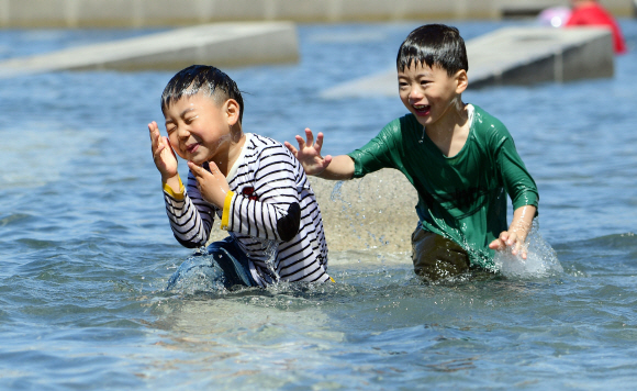 여름의 시작을 알리는 절기인 입하인 6일 서울 여의도 물빛공원에서 어린이들이 물놀이를 하고 있다. 2019. 5. 6 정연호 기자 tpgod@seoul.co.kr