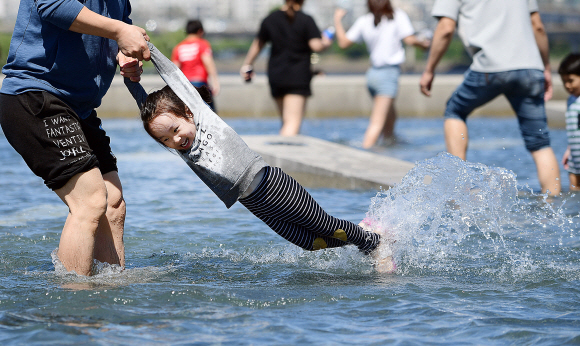 여름의 시작을 알리는 절기인 입하인 6일 서울 여의도 물빛공원에서 어린이들이 물놀이를 하고 있다. 2019. 5. 6 정연호 기자 tpgod@seoul.co.kr