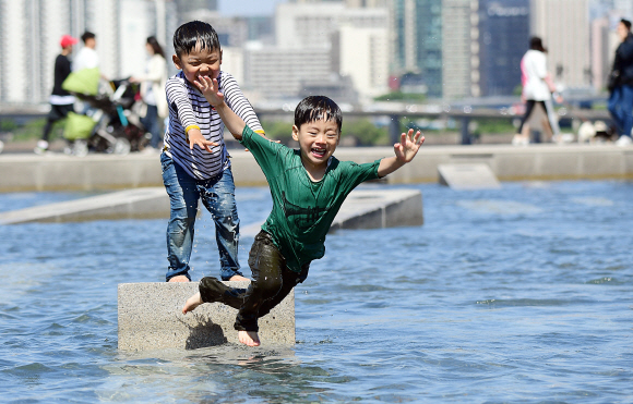 여름의 시작을 알리는 절기인 입하인 6일 서울 여의도 물빛공원에서 어린이들이 물놀이를 하고 있다. 2019. 5. 6 정연호 기자 tpgod@seoul.co.kr