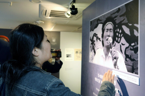 ‘전국의 5?18’ 기획전시 둘러보는 민주열사 유가족