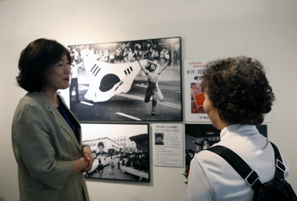 ‘전국의 5·18’ 기획전시 둘러보는 민주열사 유가족