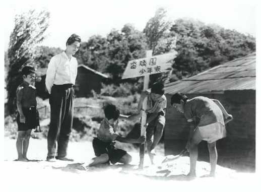 방 목사 역을 맡은 배우 김일해와 아이들. <br>한국영상자료원 제공