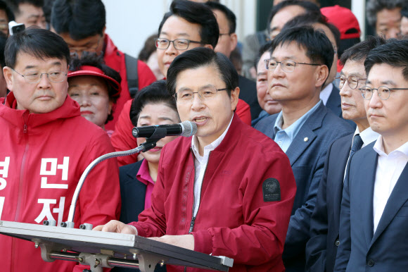 자유한국당 황교안 대표가 7일 오전 부산 중구 자갈치시장에서 ‘국민 속으로 민생투쟁 대장정’ 기자회견을 하고 있다. 2019.5.7  연합뉴스