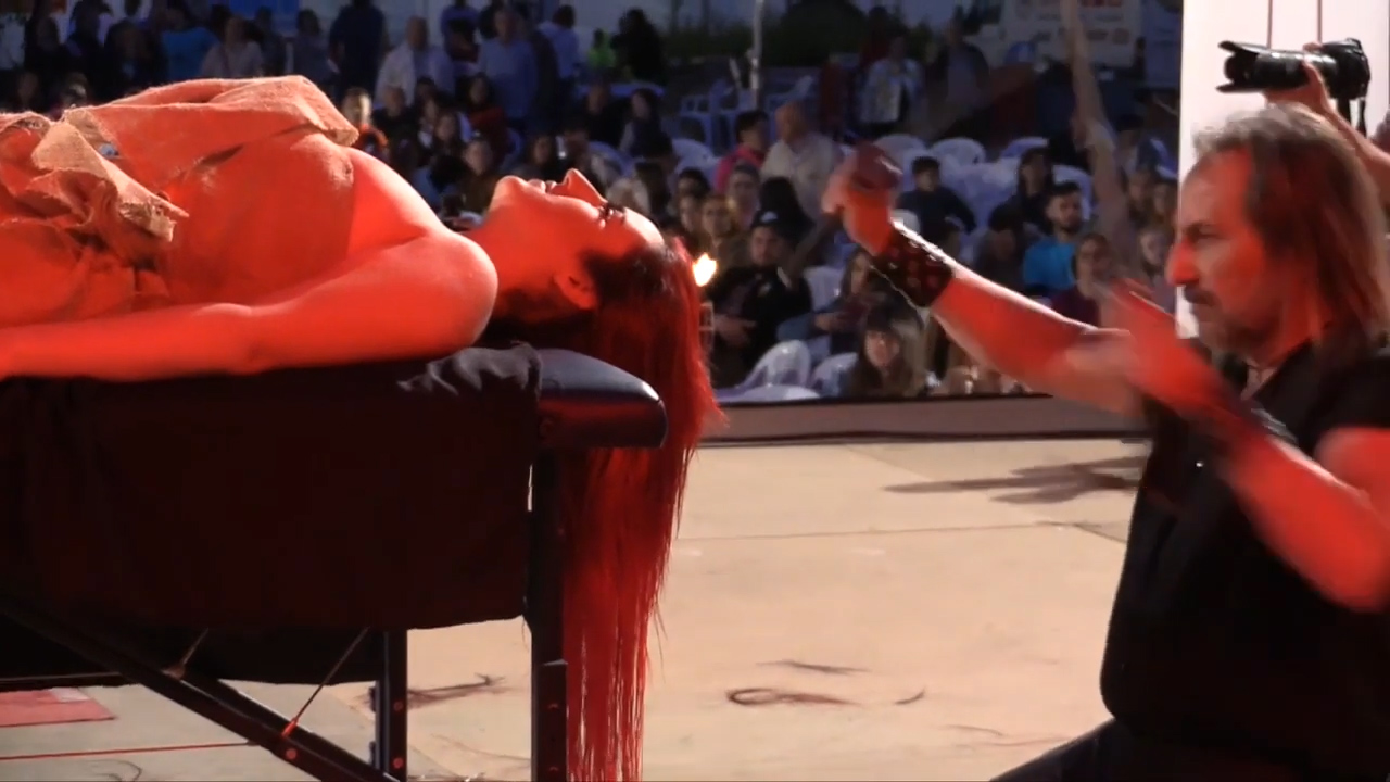 도끼와 칼로 ‘무장한’ 미용사들이 여성 모델의 머리를 다듬는 모습(유튜브 영상 캡처)