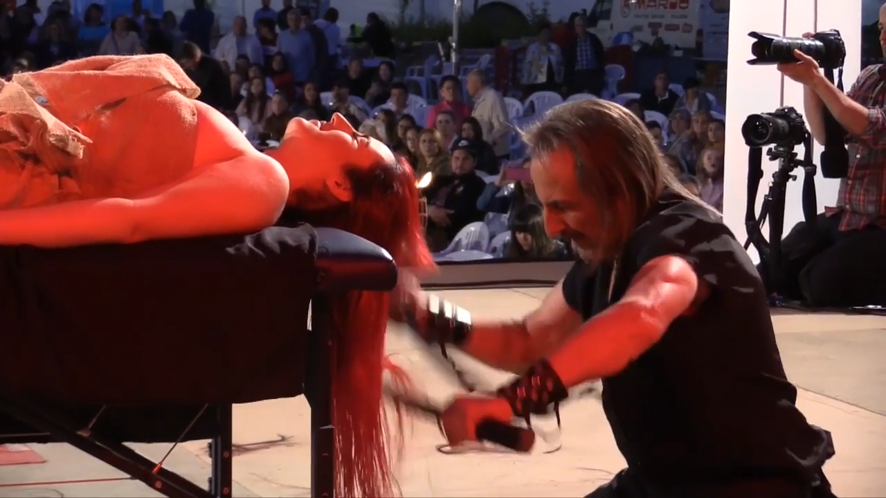 도끼와 칼로 ‘무장한’ 미용사들이 여성 모델의 머리를 다듬는 모습(유튜브 영상 캡처)