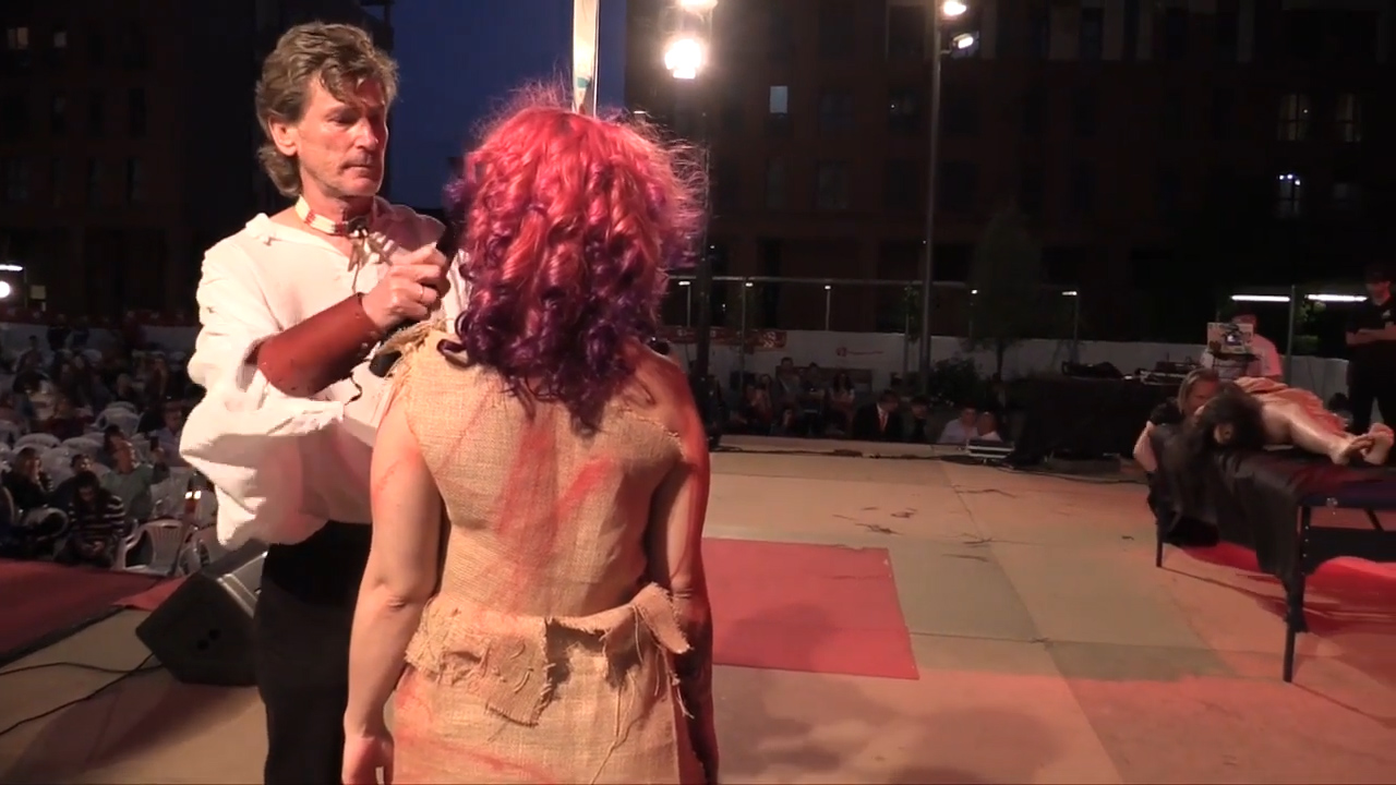 도끼와 칼로 ‘무장한’ 미용사들이 여성 모델의 머리를 다듬는 모습(유튜브 영상 캡처)