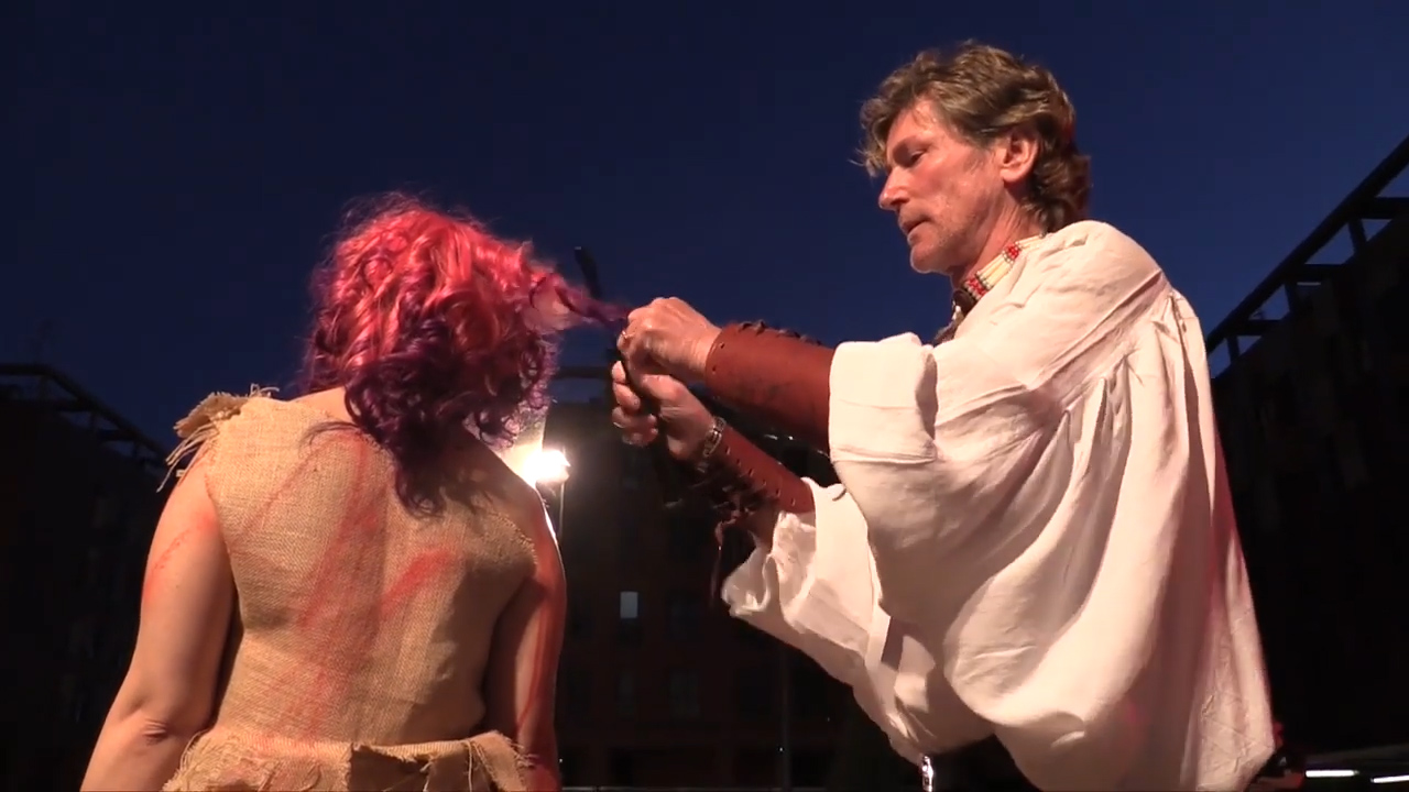 도끼와 칼로 ‘무장한’ 미용사들이 여성 모델의 머리를 다듬는 모습(유튜브 영상 캡처)