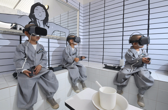 LG U플러스가 부처님 오신날을 기념해 7일 오전 서초구 유플러스 팝업스토어에서 조계사 동자승 초청 U+5G 체험행사를 진행하고 있다. 2019. 5.7.  박지환 기자 popocar@seoul.co.kr