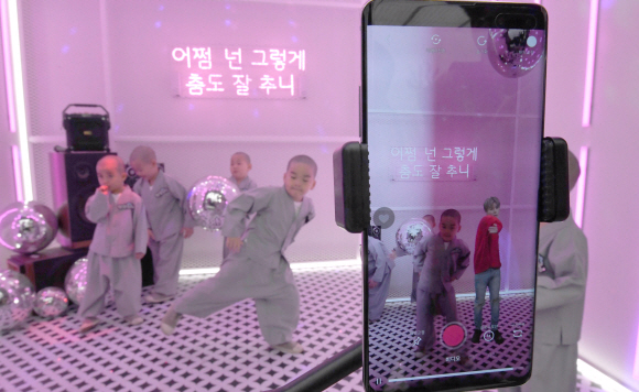 석가탄신일을 앞두고 LG유플러스가 7일 서울 서초구 U+팝업스토어에서 동자승을 초청해 U+ AR·VR 체험행사를 열었다. 2019. 5.7.  박지환 기자 popocar@seoul.co.kr