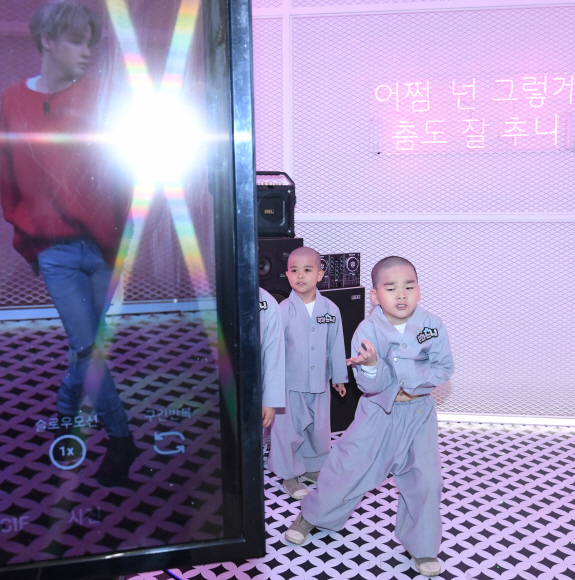 U+5G에 빠진 동자승