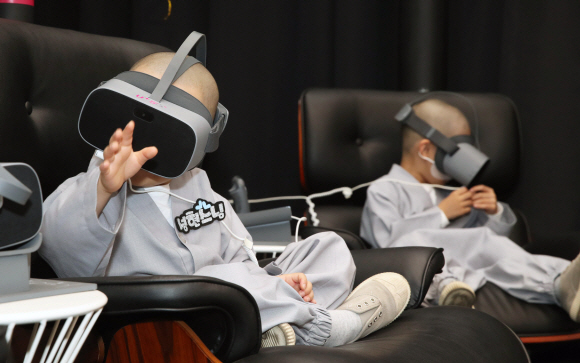 7일 LG유플러스가 부처님 오신날을 맞아 조계사 동자승 10명을 ‘일상로5G길’로 초청, U+5G 서비스 체험행사를 가진 가운데  U+AR·VR을 비롯해 5G로 한층 진화된 U+프로야구·골프·아이돌Live 서비스를 체험하고 있다. 2019. 5.7.  박지환 기자 popocar@seoul.co.kr