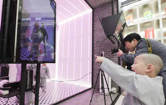 LG U플러스는 7일 오전 조계사 동자승을 서초구 U플러스 팝업 스토어로 초청해 VR,AR등 5G 서비스 체험생사를 진행했다. 2019.5.7.  박지환 기자 popocar@seoul.co.kr