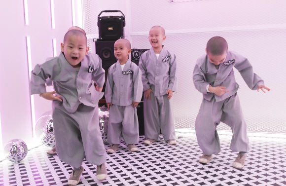 LG U플러스는 7일 오전 조계사 동자승을 서초구 U플러스 팝업 스토어로 초청해 VR,AR등 5G 서비스 체험생사를 진행했다. 2019. 5.7.  박지환 기자 popocar@seoul.co.kr