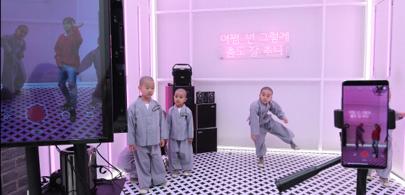 석가탄신일을 앞두고 LG유플러스가 7일 서울 서초구 U+팝업스토어에서 동자승을 초청해 U+ AR·VR 체험행사를 열었다. 2019. 5.7.  박지환 기자 popocar@seoul.co.kr