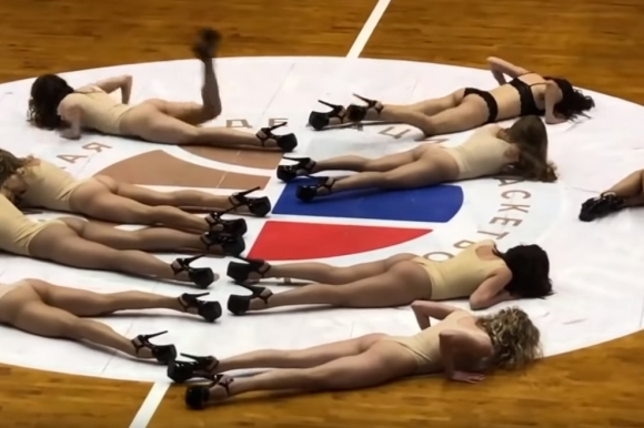 러시아 농구 경기서 '19금 퍼포먼스' 선보인 치어리더들