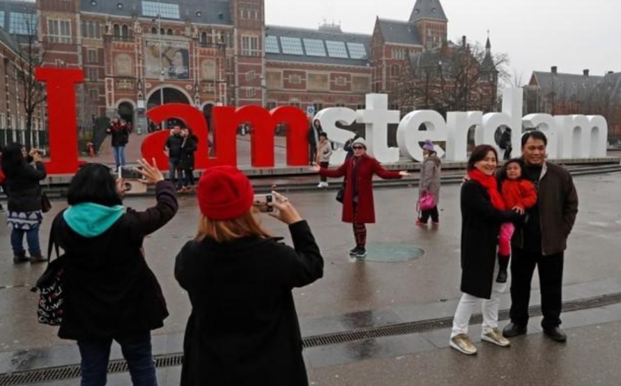 암스테르담 국림미술관 앞에서 사진찍은 관광객들