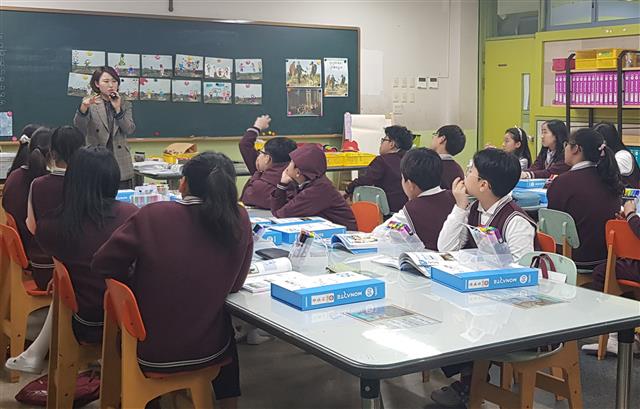 지난해 11월 인천박문초등학교 4학년 학생들이 미술시간에 환경오염이 없는 증기선을 그려 보기에 앞서 선생님의 설명을 듣고 있다.  인천박문초 제공