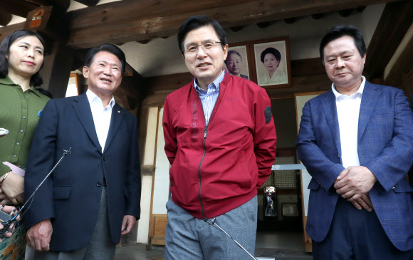 김영삼 전 대통령 생가 둘러보는 황교안 대표