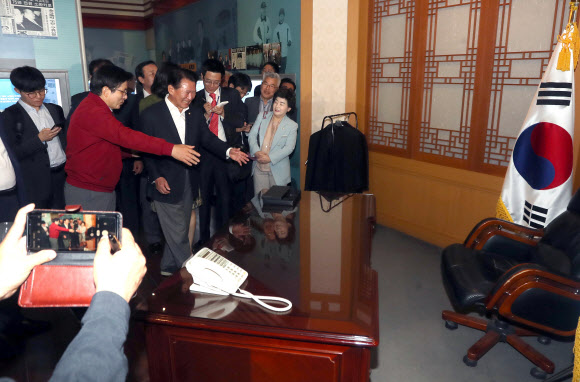 김영삼 기록전시관 찾은 황교안