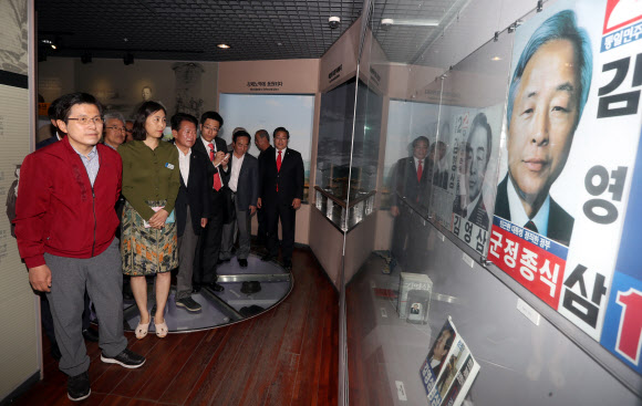 황교안 대표, 김영삼대통령기록전시관 방문