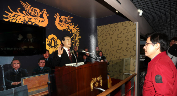 황교안 대표, 김영삼대통령기록전시관 방문