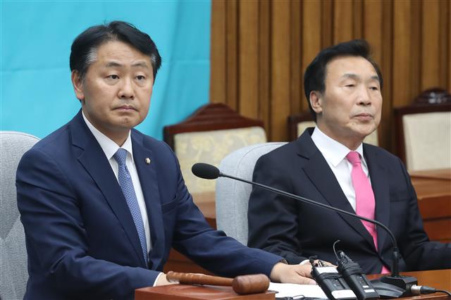 김관영 바른미래당 원내대표(왼쪽) 뉴스1