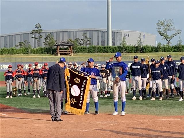 지난달 시상식에서 우승 깃발을 건네받고 있는 선진학교 야구부.
