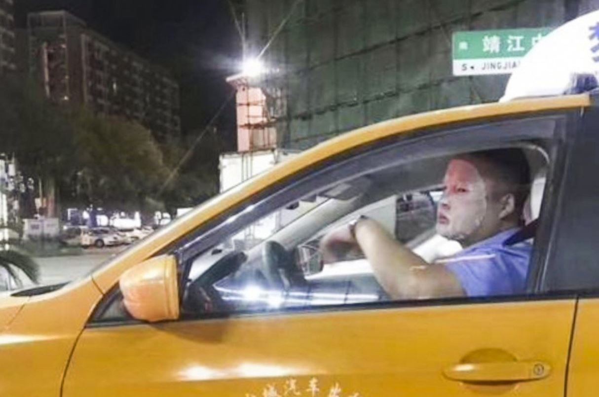 마스크팩을 하고 일하는 사진으로 인터넷 스타가 된 중국 택시기사