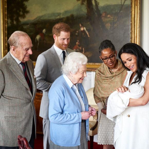 엘리자베스 2세(왼쪽 세 번째) 영국 여왕이 8일(현지시간) 런던 서부 윈저성에서 해리 왕자의 아들을 보고 있다.  런던 EPA연합뉴스