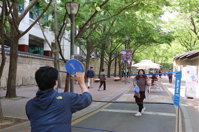 한 부부가 탁구와 배드민턴이 혼합된 ‘핸들러’를 체험하고 있다. 한재희 기자 jh@seoul.co.kr