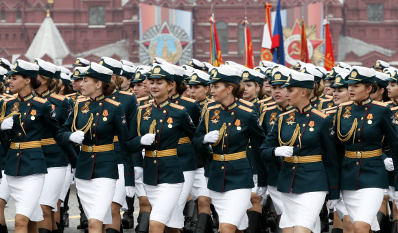 러시아 여자 군인들이 9일(현지시간) 러시아 모스크바 붉은 광장에서 열린 ‘제 2차 세계대전 종전 74주년’ 퍼레이드에서 행진하고 있다. 로이터 연합뉴스