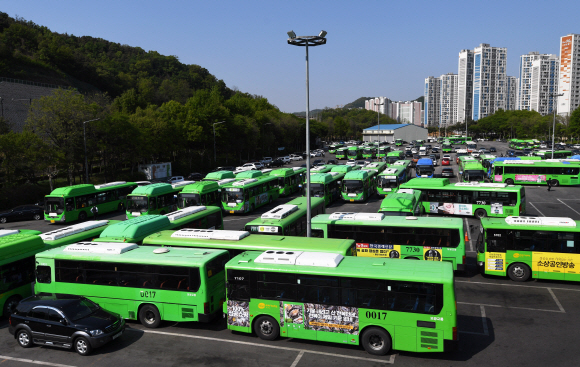 9일 서울시버스노조가 파업 여부를 결정하는 투표를 실시했다. 이날 투표 결과에 따라 오는 15일 서울 시내버스 전체 노선 운행 중단여부가 결정 된다. 사진은 이날 서울 은평공영차고지. 2019.5.9 박윤슬 기자 seul@seoul.co.kr