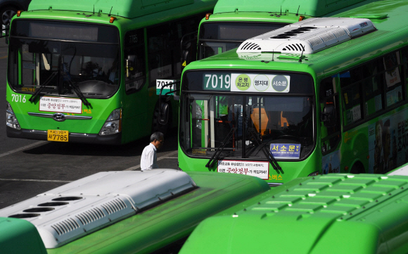 9일 서울시버스노조가 파업 여부를 결정하는 투표를 실시했다. 이날 투표 결과에 따라 오는 15일 서울 시내버스 전체 노선 운행 중단여부가 결정 된다. 사진은 이날 서울 은평공영차고지. 2019.5.9 박윤슬 기자 seul@seoul.co.kr