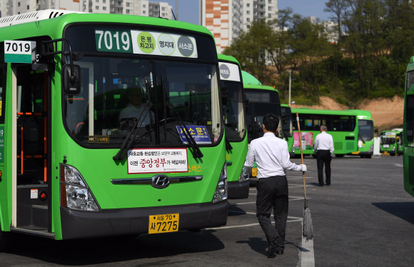 9일 서울시버스노조가 파업 여부를 결정하는 투표를 실시했다. 이날 투표 결과에 따라 오는 15일 서울 시내버스 전체 노선 운행 중단여부가 결정 된다. 사진은 이날 서울 은평공영차고지. 2019.5.9 박윤슬 기자 seul@seoul.co.kr