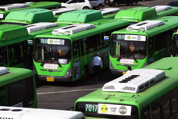 9일 서울시버스노조가 파업 여부를 결정하는 투표를 실시했다. 이날 투표 결과에 따라 오는 15일 서울 시내버스 전체 노선 운행 중단여부가 결정 된다. 사진은 이날 서울 은평공영차고지. 2019.5.9 박윤슬 기자 seul@seoul.co.kr
