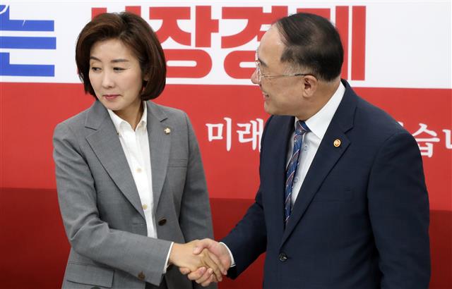 나경원·홍남기 ‘악수는 하지만...’